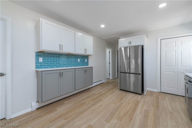 Building Photo - 3844 Edgewater Dr