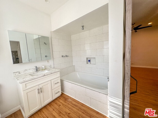 Building Photo - 1413 Paloma St