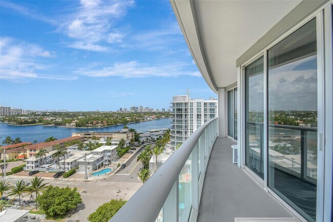 Building Photo - 3101 Bayshore Dr