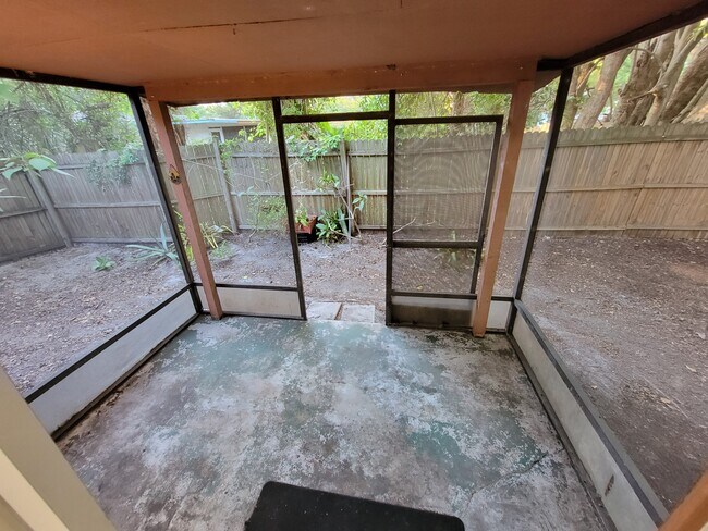 Building Photo - 4846 Royal Palm Ave