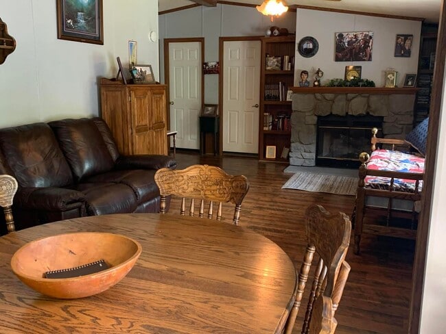 Building Photo - Welcome to this  4-bedroom, 2-bathroom home located in the picturesque Sevierville, TN.