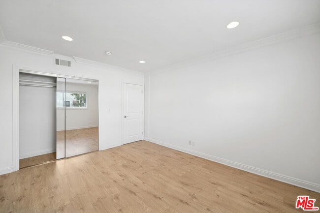 Building Photo - 133 N Swall Dr