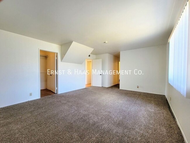 Building Photo - 2755 E Hill St