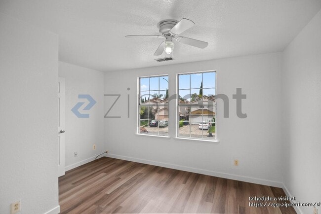 Building Photo - 2215 Jenni Ln