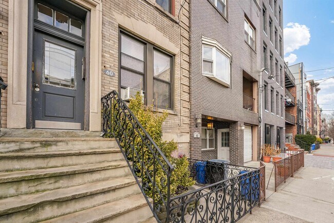 Building Photo - 60 Monroe St
