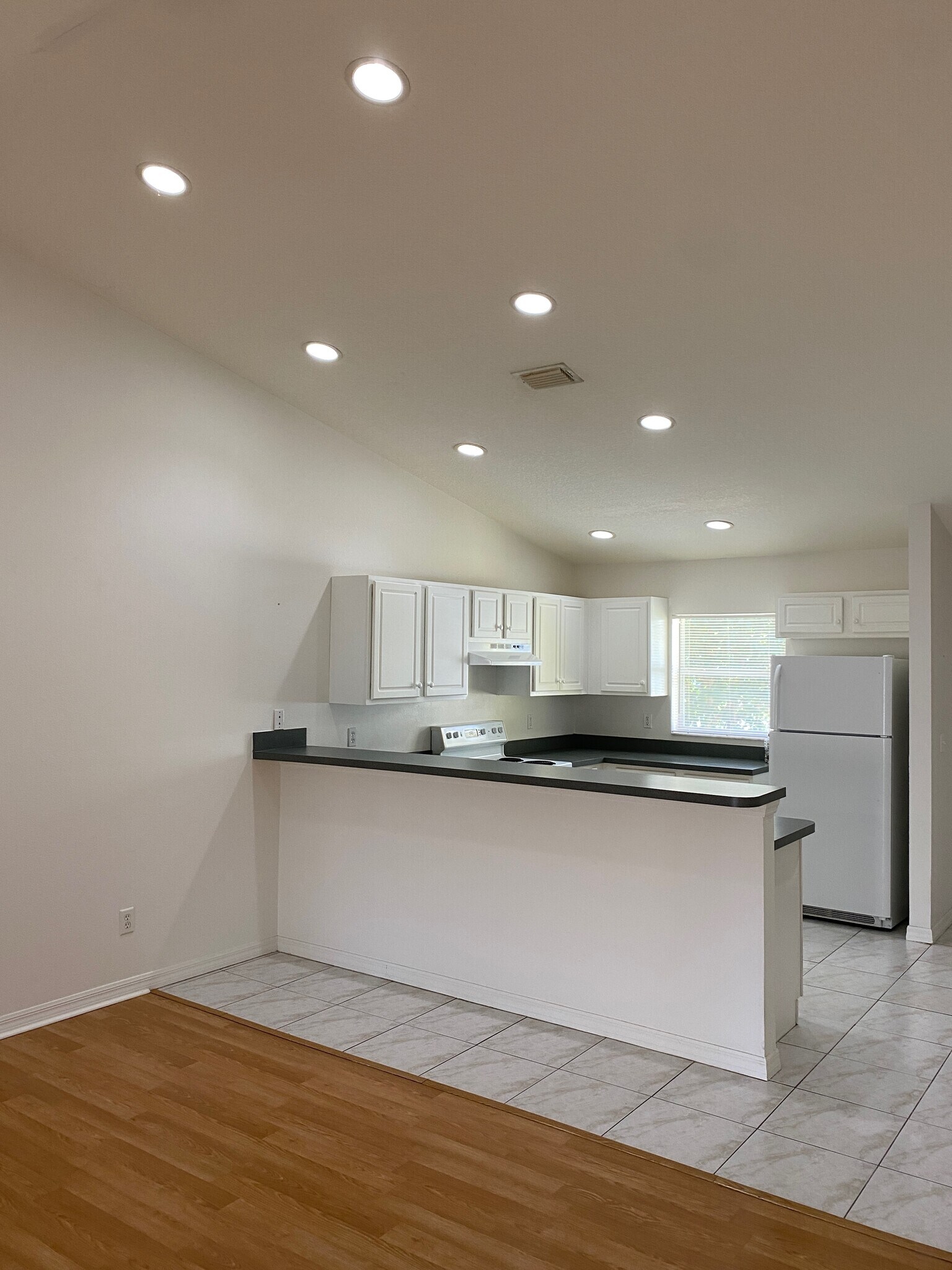 Building Photo - 3321 India Palm Dr