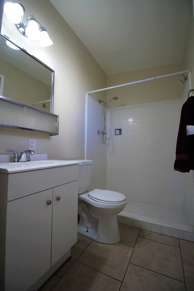 Master Bath - 1110 E Broadmor Dr
