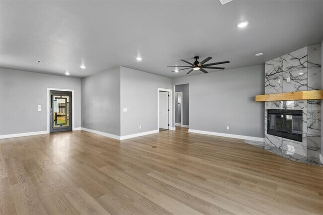 Building Photo - 4930 Meadow Dr