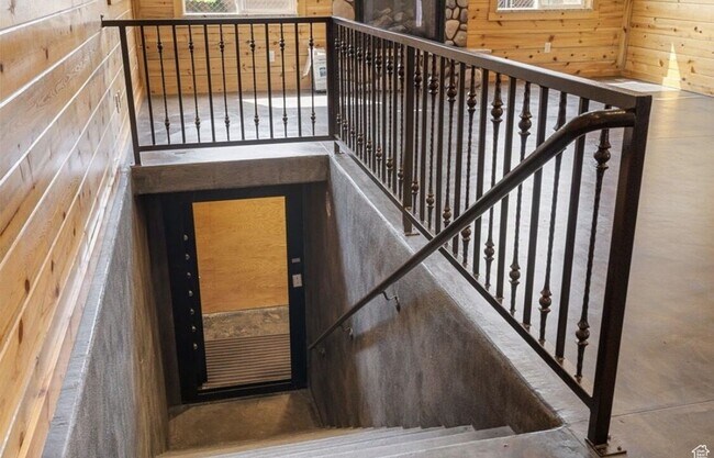 Building Photo - Single Family Home Close to SUU and Cedar High School