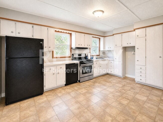 Building Photo - 4BD/2BA in Newport Available Now!