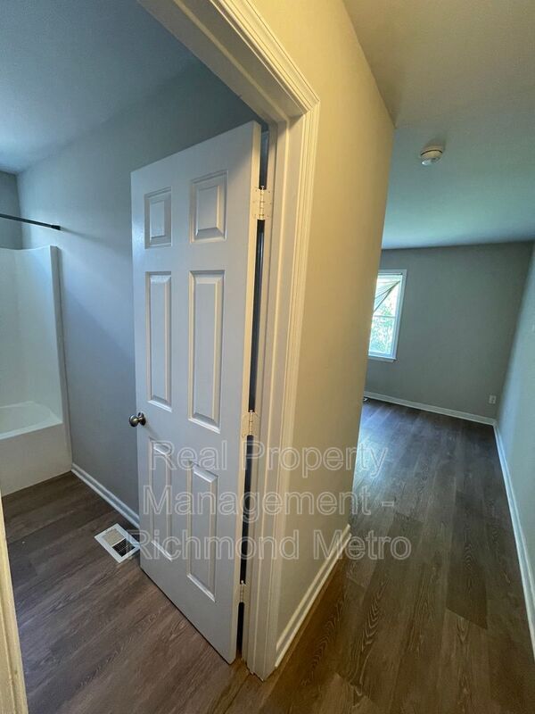 Building Photo - 1802 Parkwood Ave