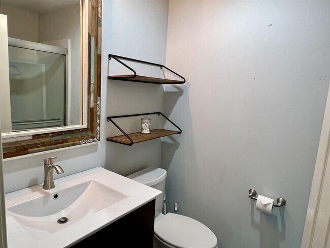 Building Photo - 690 S Porter St