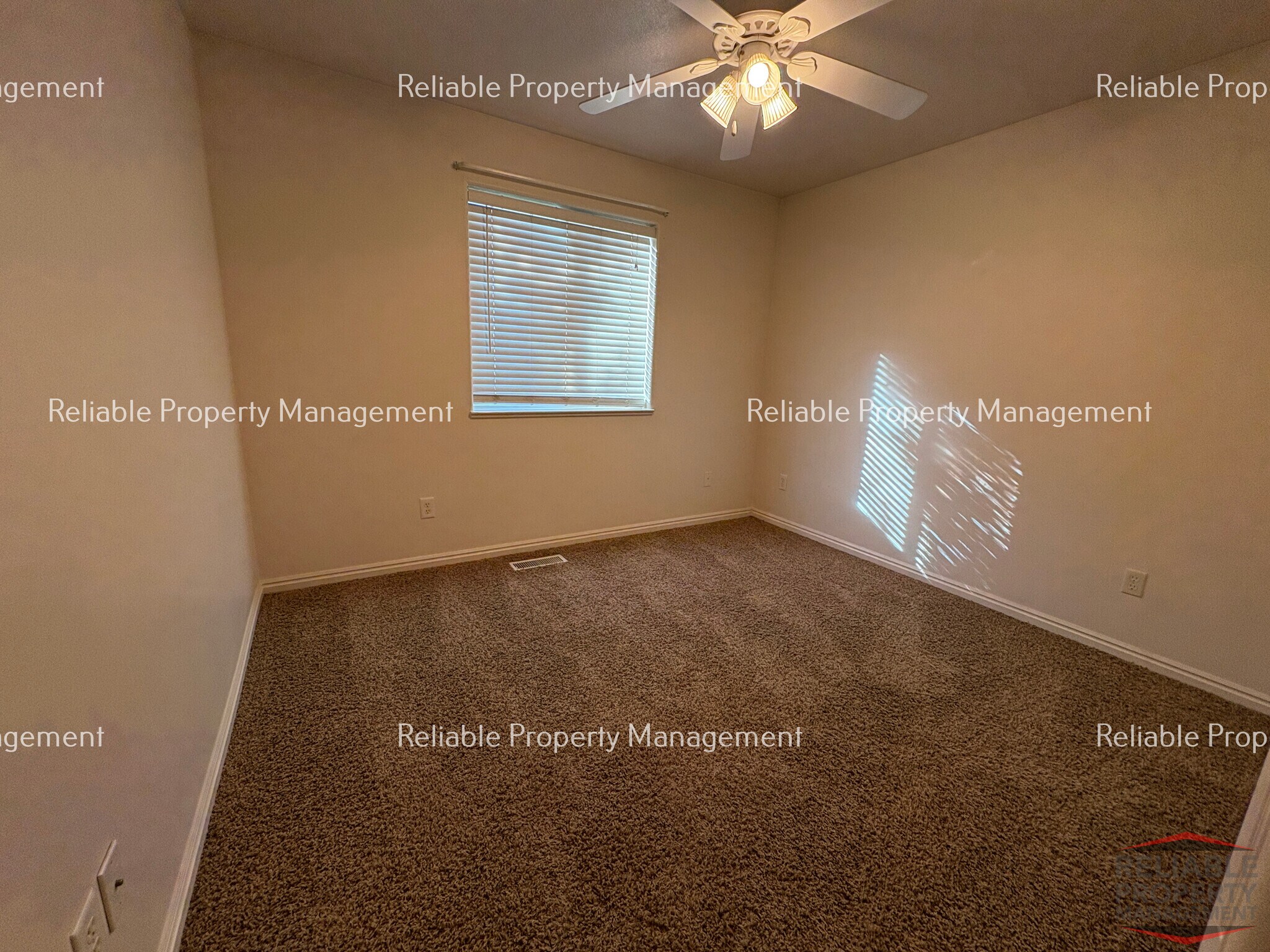 Building Photo - 1400 Falcon Dr