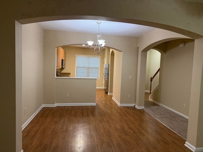 Building Photo - 2026 Highland Village Dr