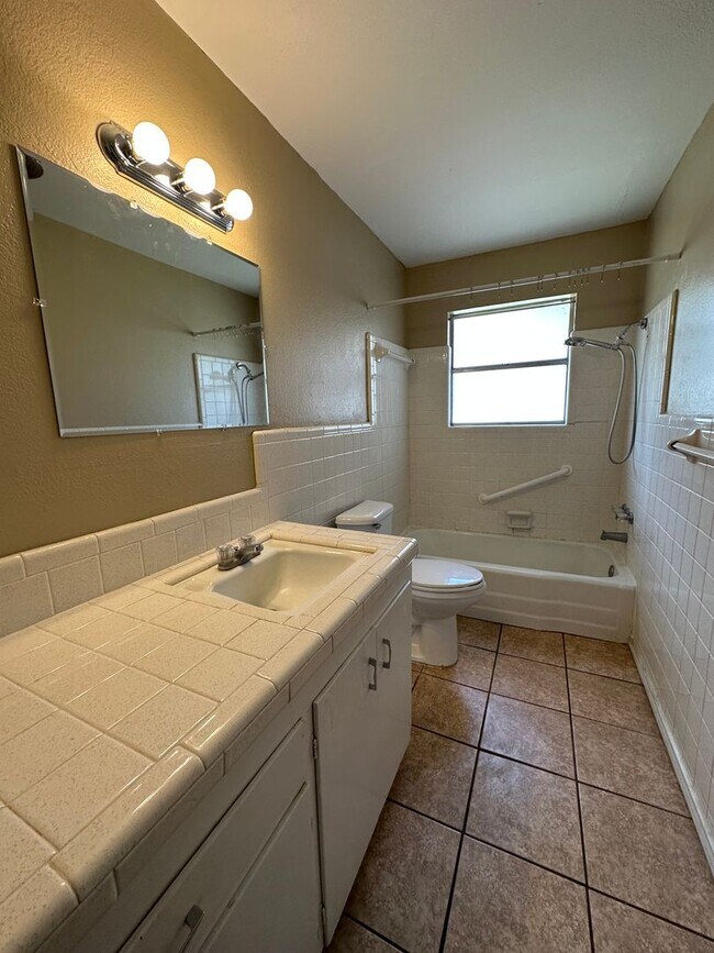 Building Photo - Charming 3/2 Home