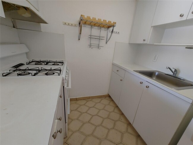 Building Photo - 1305 W 53rd St
