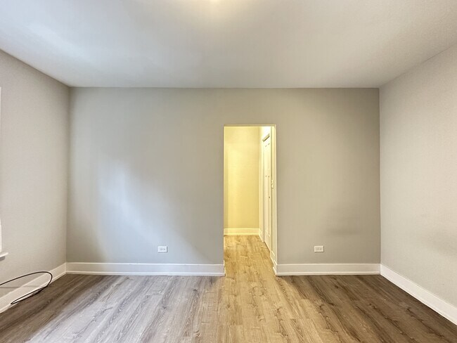 Building Photo - 434.5 W Belden Ave