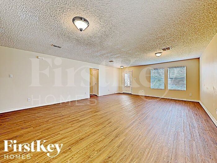 Building Photo - 2963 Celian Dr