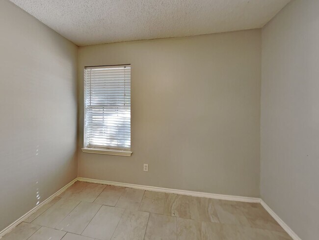 Building Photo - Alluring Single Family Home | 3 BR/2BA | 2-Car Covered Parking | Fencing wood