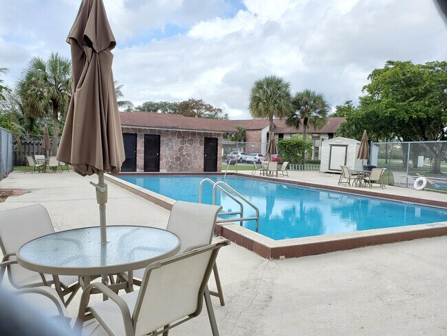 Building Photo - 6040 Shaker Wood Cir