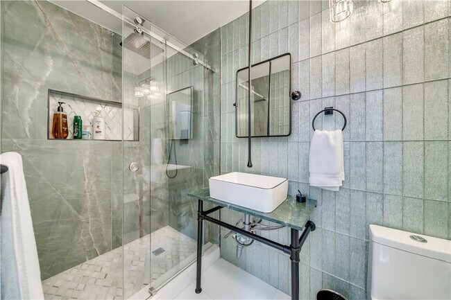 Building Photo - 417 NE 15th Ave