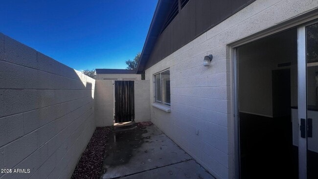 Building Photo - 3337 S Parkside Dr