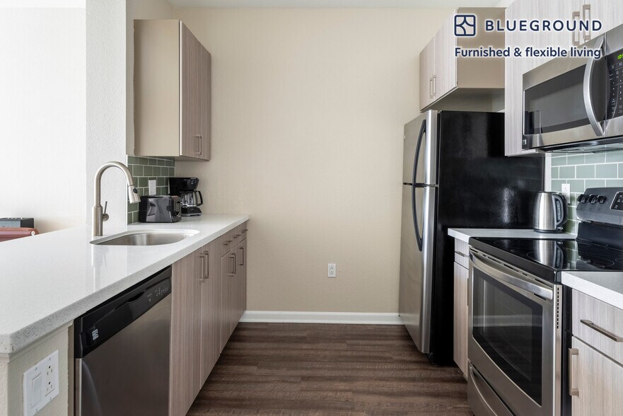 Building Photo - 5684 Bay St