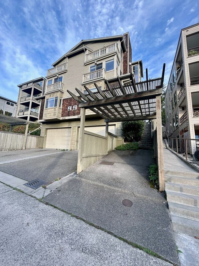 Building Photo - Queen Anne Townhouse