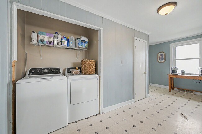 Building Photo - Spacious 5-Bedroom Home Near Radford University