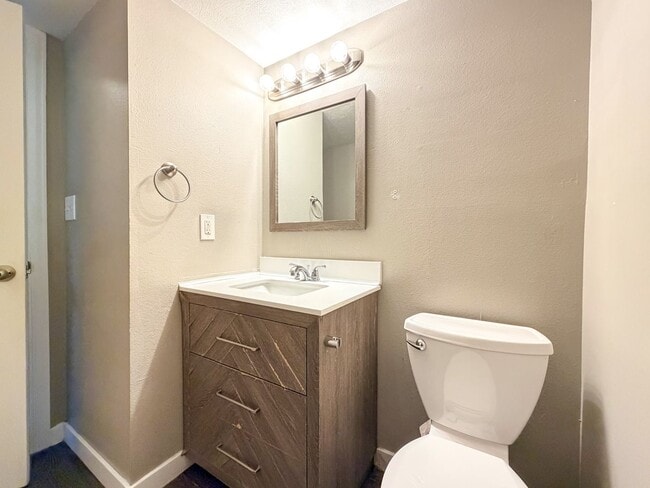 Building Photo - Updated Townhome with Covered Parking!