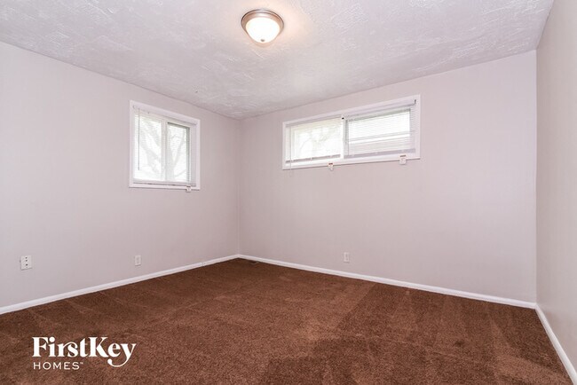 Building Photo - 6616 Oakview Dr N