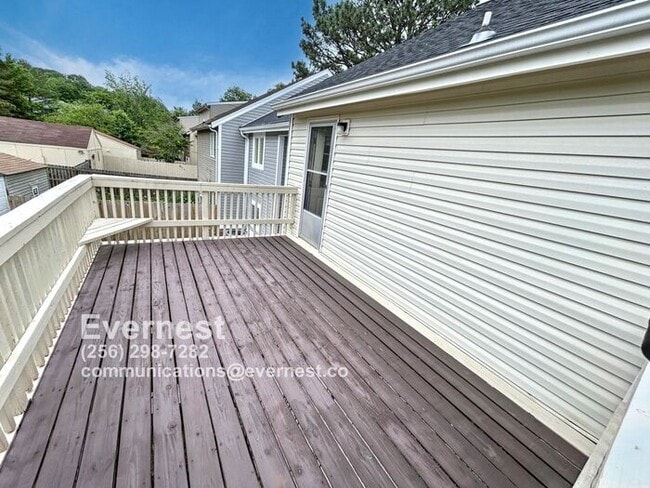 Building Photo - 2-Bedroom Home with Modern Amenities Near ...