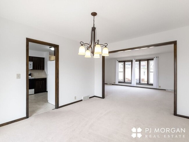 Building Photo - 3 Bed 3 Bath Duplex - Available now