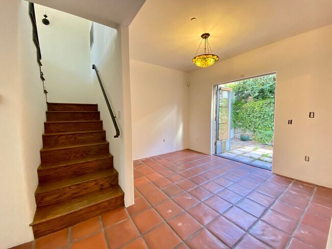 Building Photo - 1414 N Harper Ave