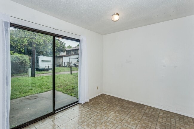 Building Photo - 2 bedroom 1 bath duplex