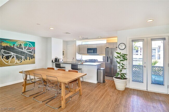 Building Photo - 251 Tower St