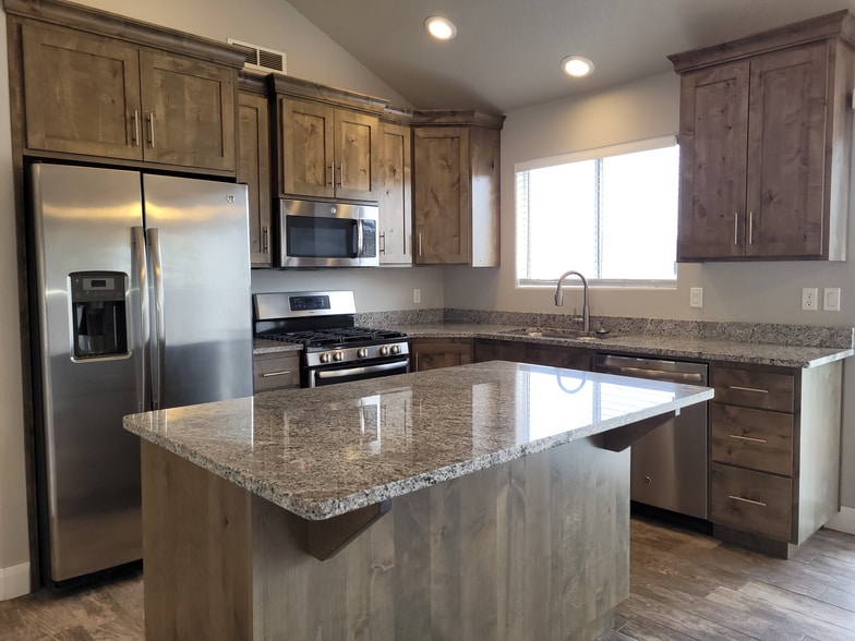 Building Photo - 154 E 200 S
