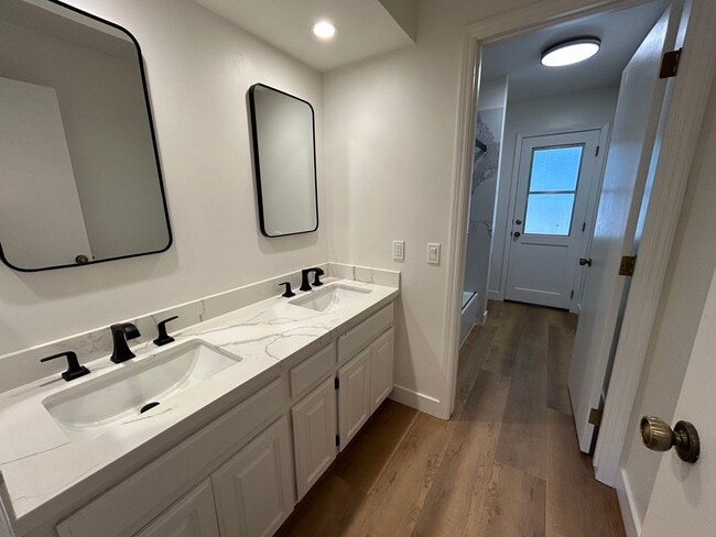 Building Photo - Must See Spacious Alamo 4BR Home with Remo...