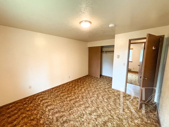 Building Photo - Charming 2-Story Duplex in Silverdale