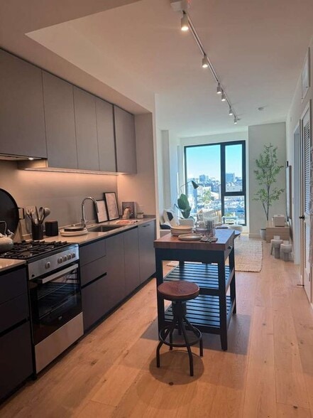 Building Photo - 395 6th St