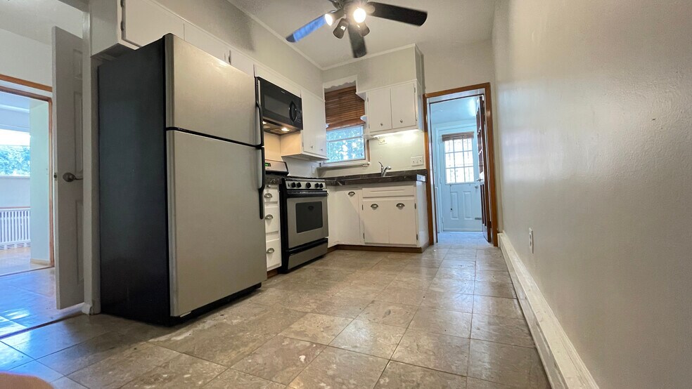 Kitchen - 425 S 46th St