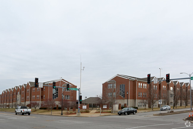 Primary Photo - Les Chateaux North Apartments