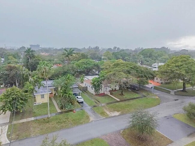 Building Photo - 410 Pinecrest Dr