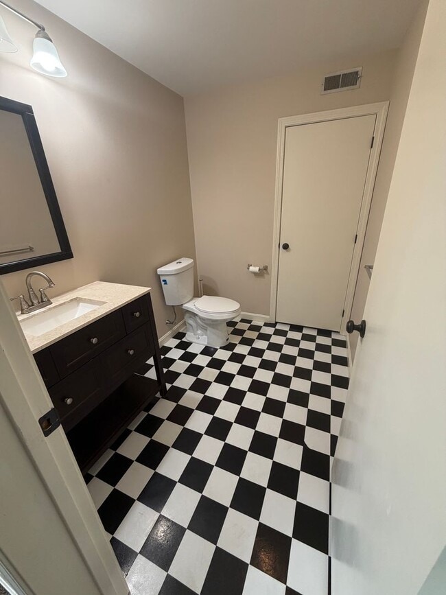 Building Photo - 3 Bedroom, 1.5 bath detached condo at Kensington Ridge