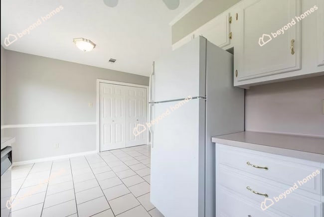 Building Photo - Updated 3BD/1.5BA Gem with Fireplace & Fen...