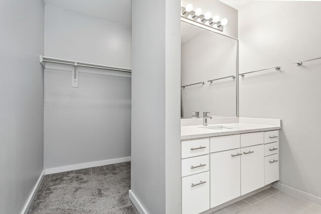 Building Photo - 1 Bedroom, 1 Bath Condo!