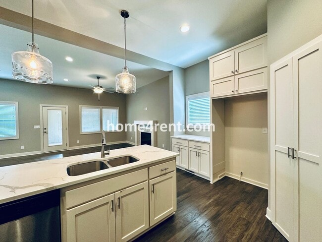 Building Photo - Stunning, Maintenance Free Townhome in Desoto w/ an Elegant Kitchen and Wood Floors Throughout!