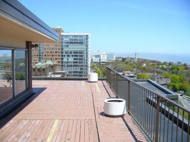 Building Photo - 1919 N Summit Ave