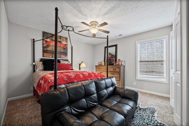 Building Photo - 632 Hidden Valley Dr