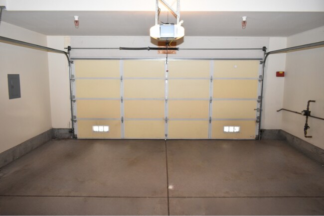 Building Photo - Updated with Pool, 3 Bd 2.5 Ba Chula Vista (91913)